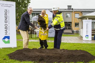 Idag sattes spaden i marken för den nya generationen av Allmännyttans kombohus. Först ut är Habo Bostäder som tillsammans med JSB Construction AB bygger huset Bo Punkt i fem våningar. Foto: Marcus Vilson