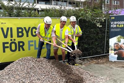 Fredagen den 19 augusti sattes spaden i marken för 74 hyresrätter i den nya stadsdelen Sege Park i Malmö. JSB Construction AB står som totalentreprenör för projektet Stockrosen och beställare är MKB Fastighets AB.